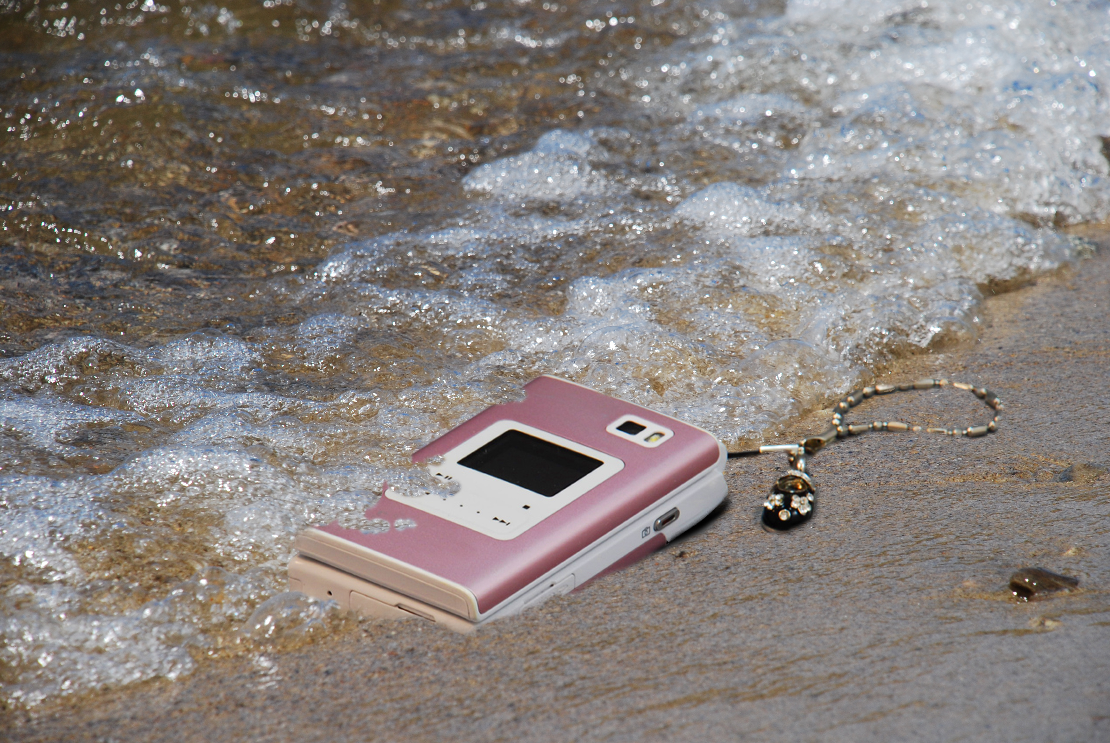 Как спасти телефон упавший в воду. Утопленные телефон. Телефон в воде. Смартфон в воде. Утопила телефон.