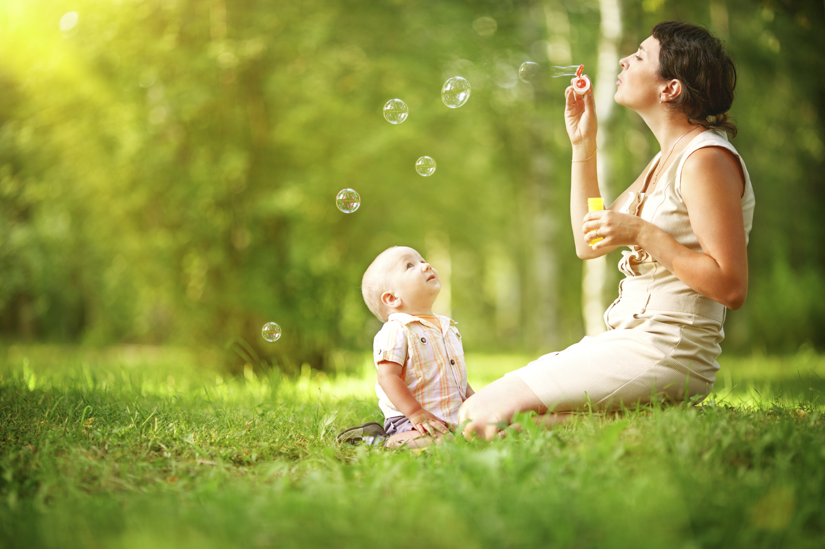 Baby day. Здоровье ребенка счастливая мама. Счастливая мамочка здорового и красивого ребёнка.. Mother with Baby in Garden. Естественное родительство.