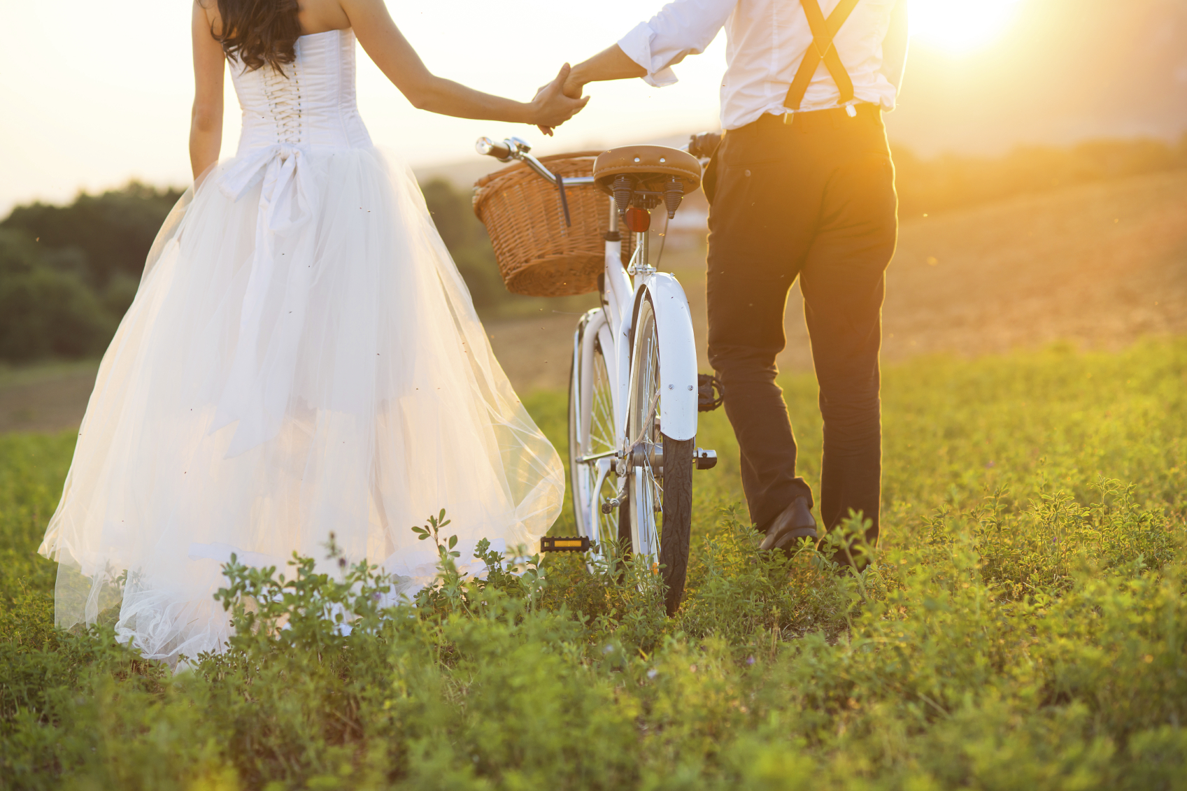 Жених и невеста на велосипеде фотосессия