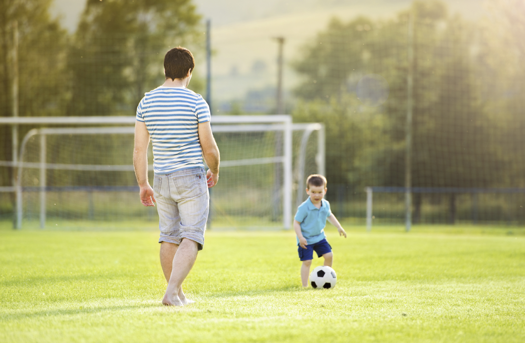 Папы играют в футбол. Футбол с сыном. Родители и дети футбол. Папа и сын футбол. Отцы и дети спорт.