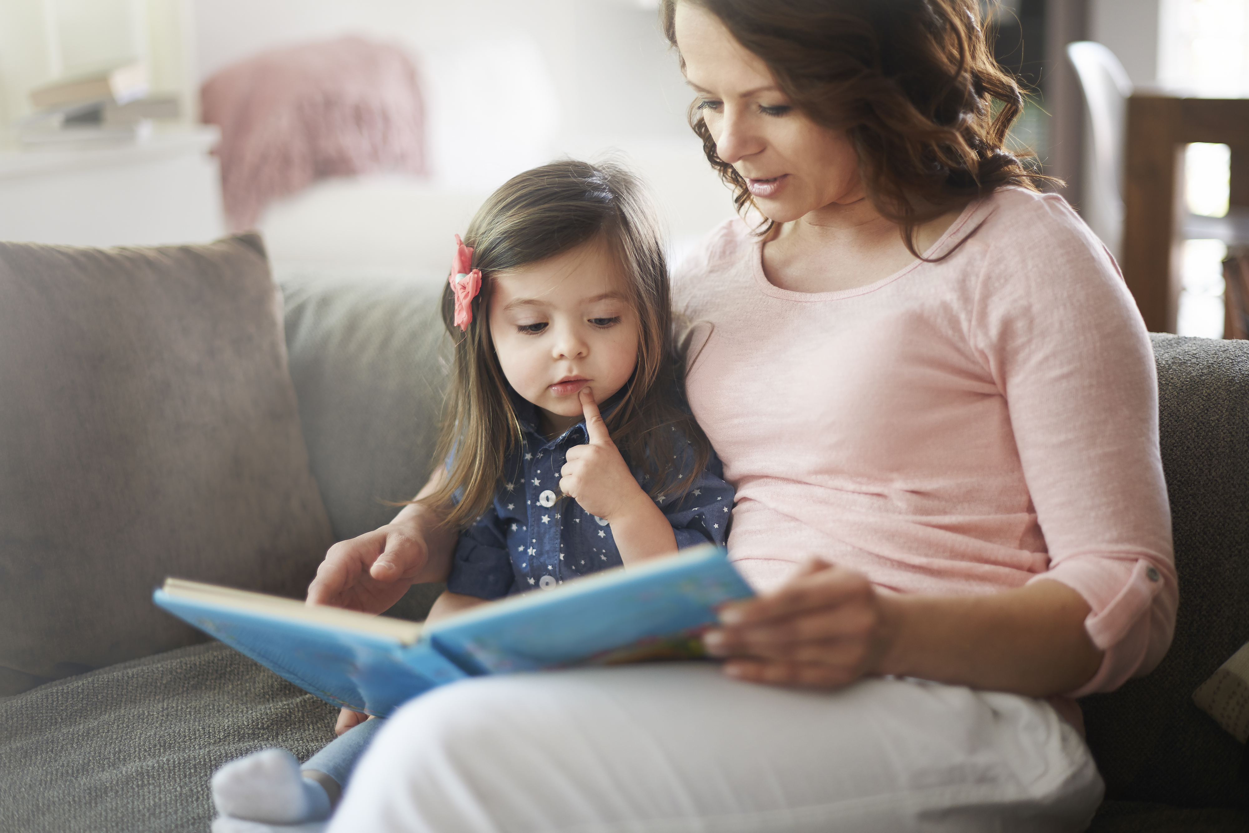 Мама учит читать. Чтение для детей. Дети с родителями. Чтение родителей и детей. Родители учат детей.