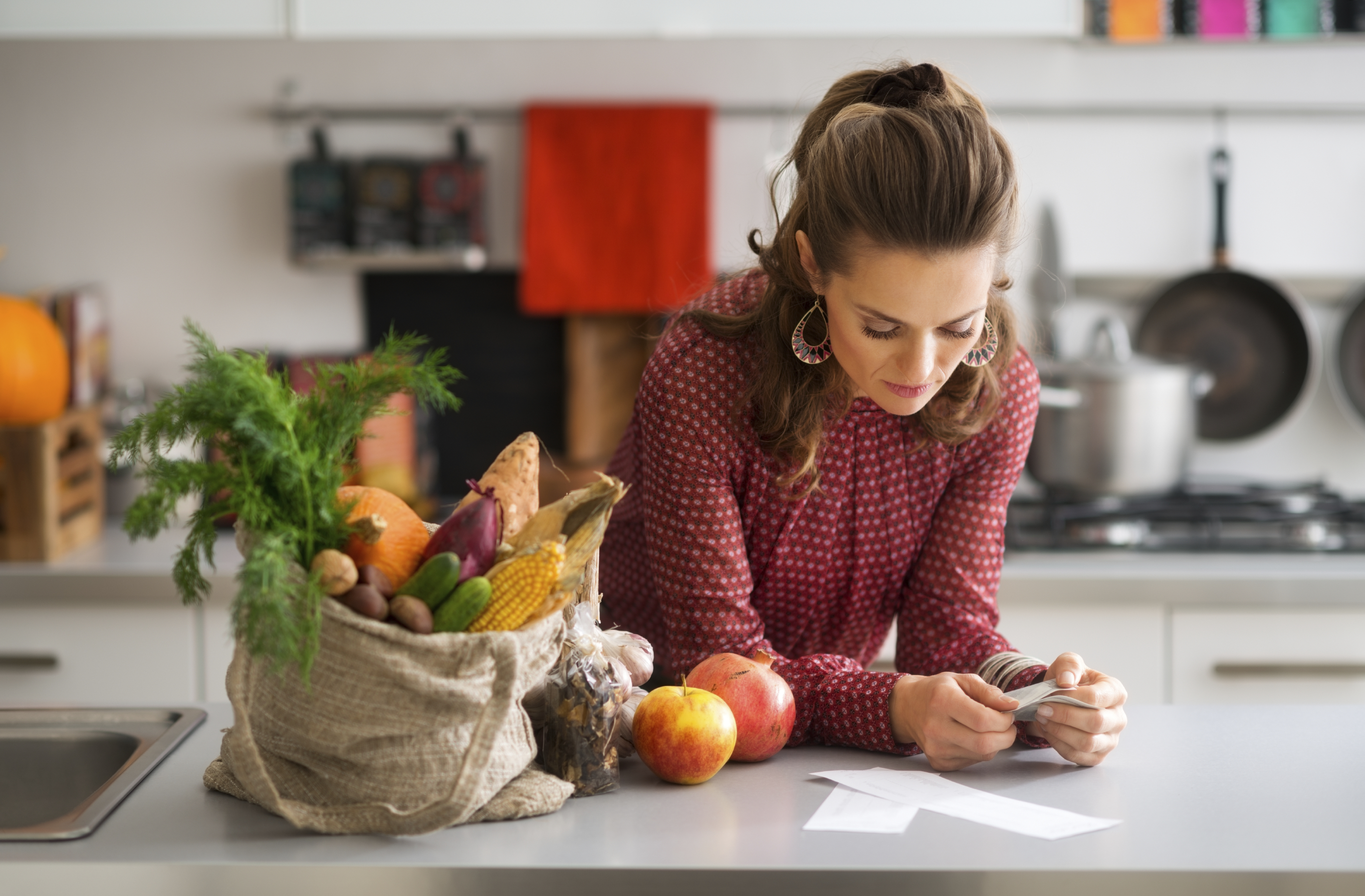 Продукты для женщин. Хозяйка с продуктами. Девушка с продуктами на кухне. Уставшая женщина на кухне. Задумчивая женщина на кухне.